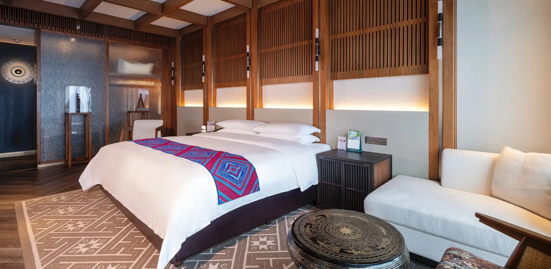Suite with traditional-inspired decor